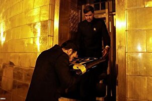 Itinaas ng Dambana ng Imam Reza (AS) ang Itim na Watawat para Magdalamhati sa Gaza Hospital Masaker