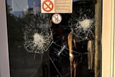 França: Mesquita em Isère, França, Pichada com Slogans Anti-Islâmicos