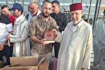 Вручение Корана прибывающим пассажирам в аэропорту...