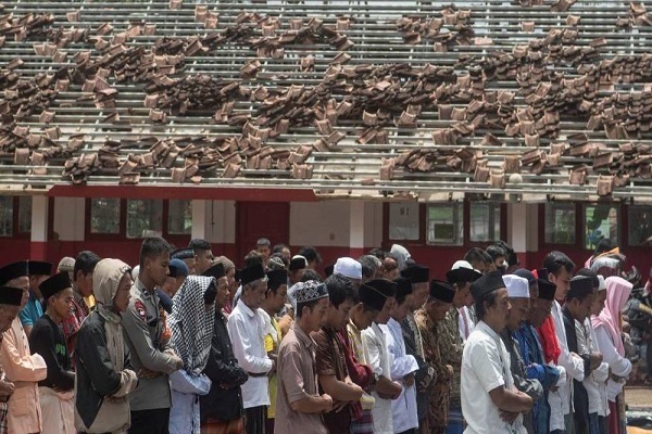Endonezyalılar cuma namazını voleybol sahasında kıldı