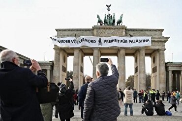 Berlin’de Tarihi  Alman kapısına “Filistin'e Özgürlük” pankartı asıldı