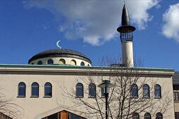 İsveç'te Stockholm Camisi'ne çirkin saldırı! Kur'an'ı kurşunlayıp zincirlediler! Üzerine amaçlarını yazdılar